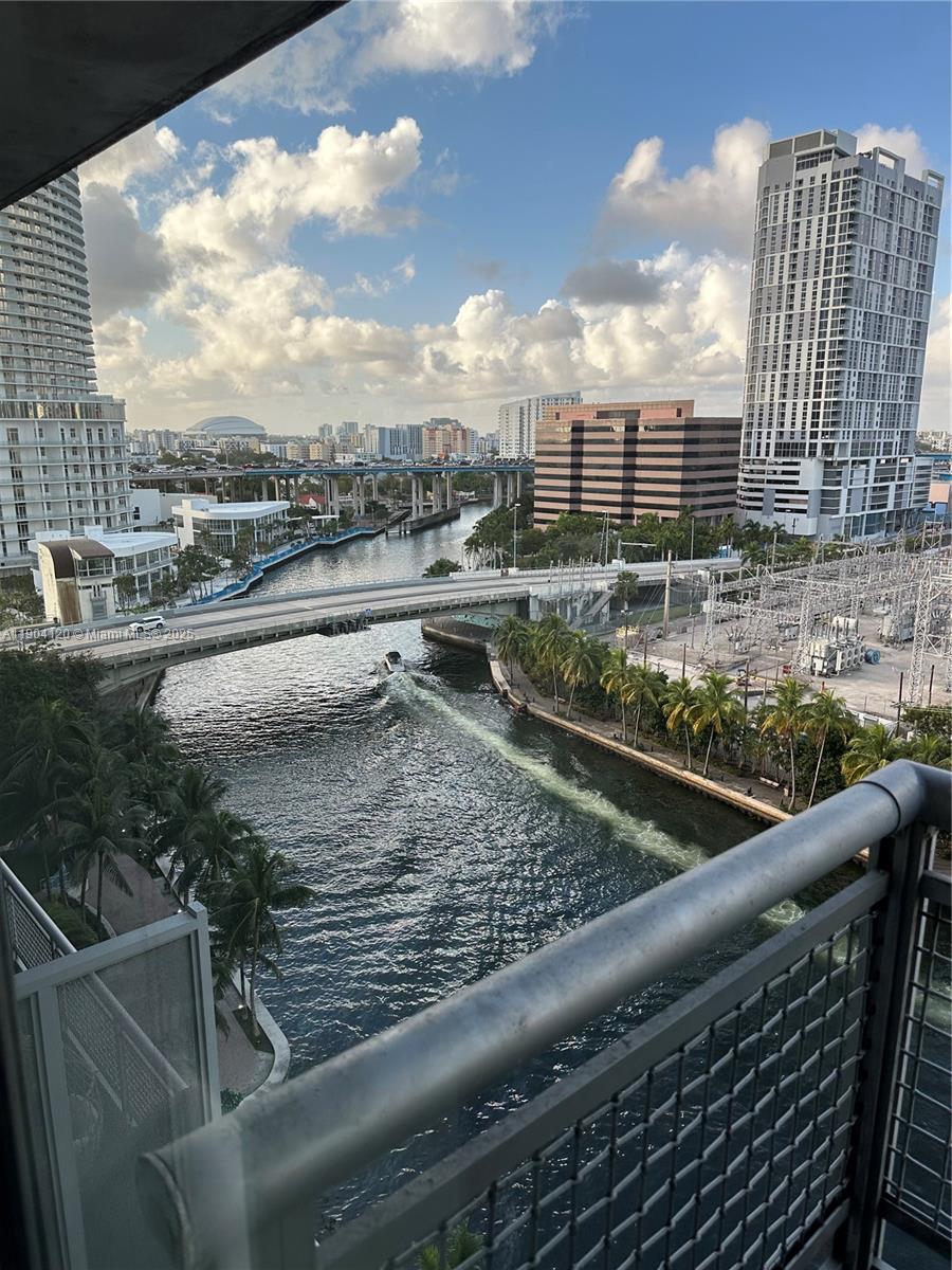 690 SW 1 CT #1211, Miami FL 33130