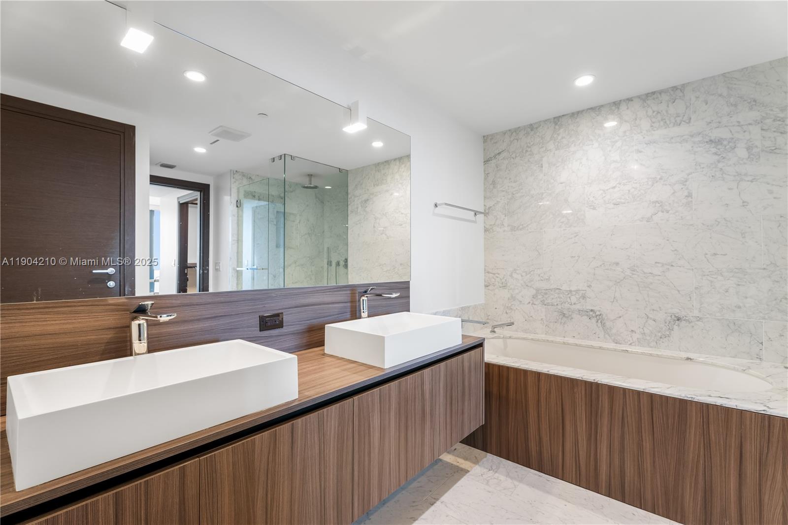 1000 Brickell Plz #4806, Miami FL 33131