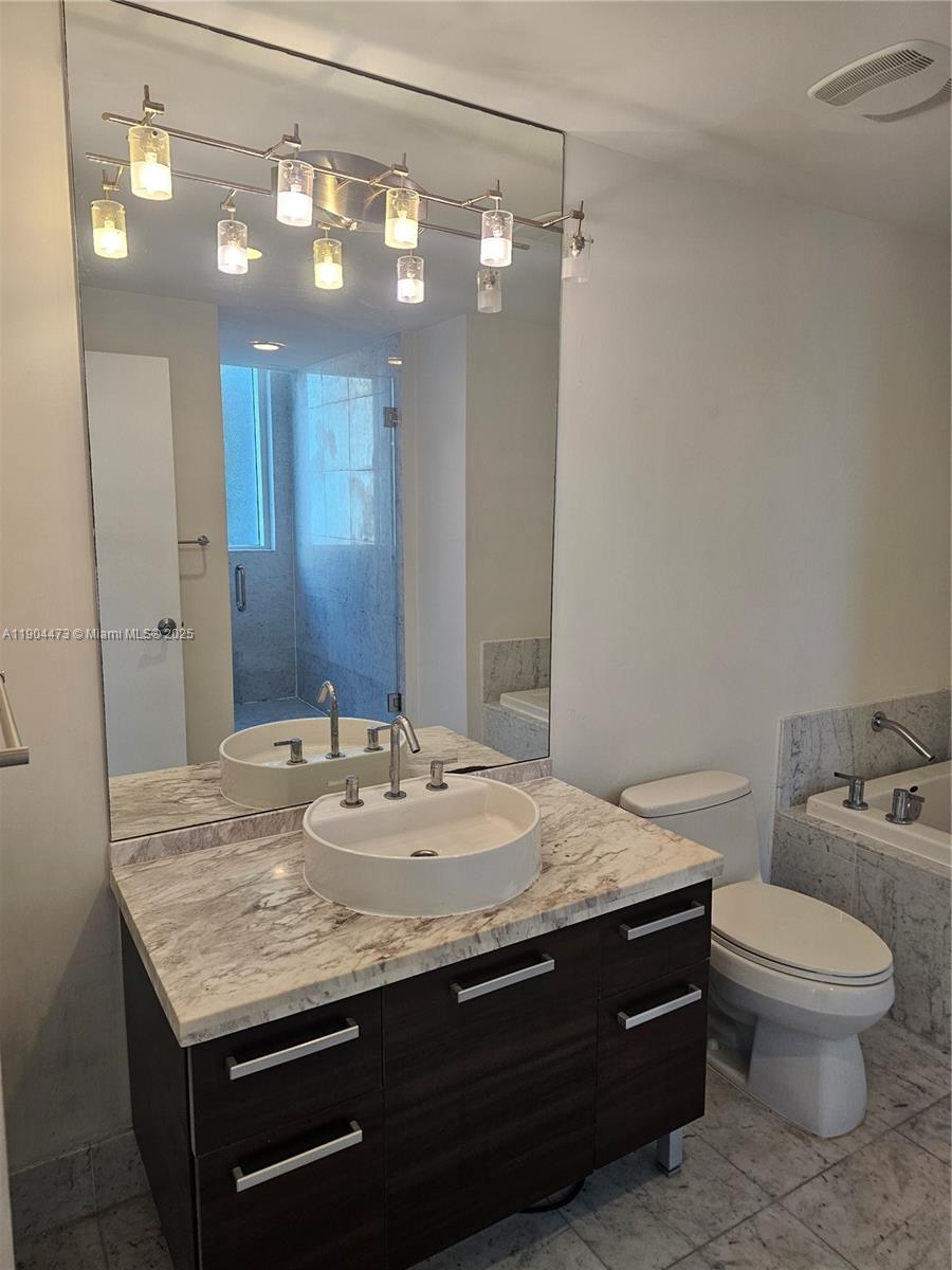 244 Biscayne Blvd #908, Miami FL 33132