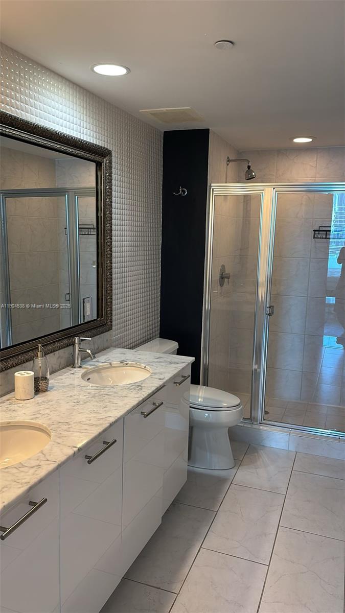 950 Brickell Bay Dr #1805, Miami FL 33131