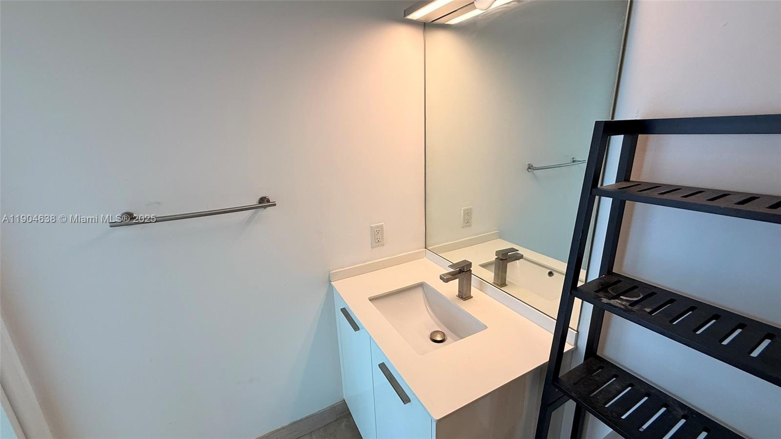 1300 Brickell Bay Dr #2300, Miami FL 33131