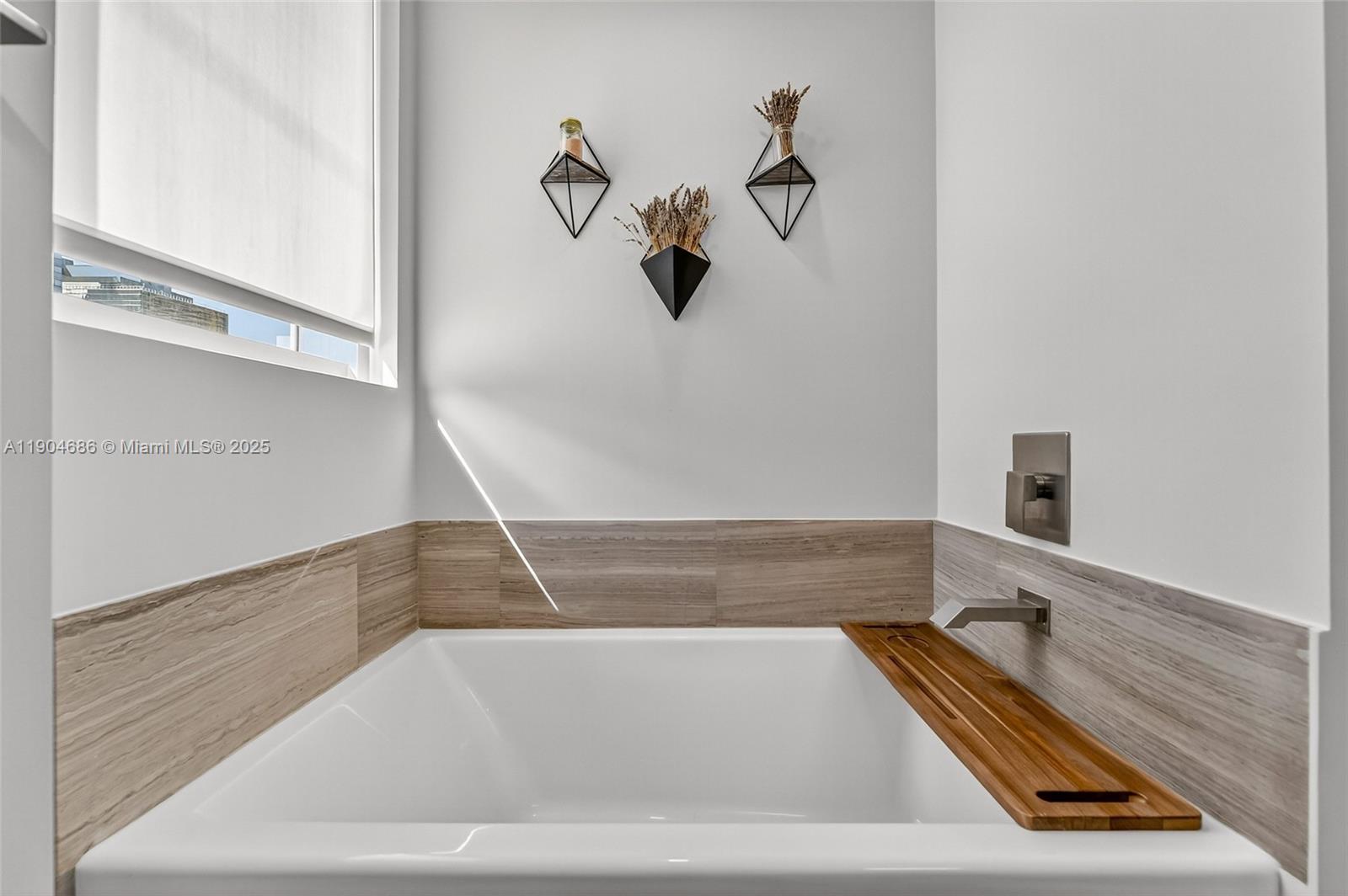 1300 Brickell Bay Dr #2403, Miami FL 33131