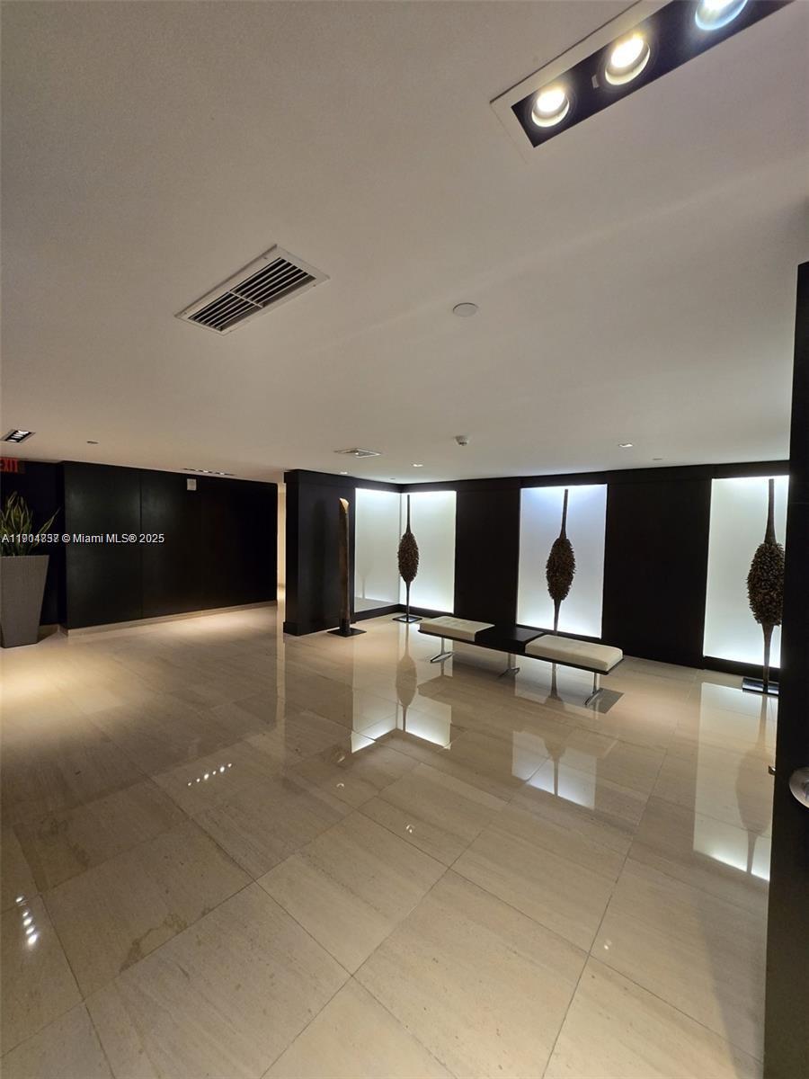 900 Biscayne Blvd #3902, Miami FL 33132