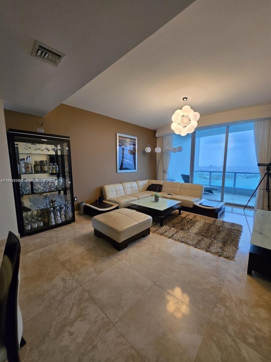 900 Biscayne Blvd #3902, Miami FL 33132
