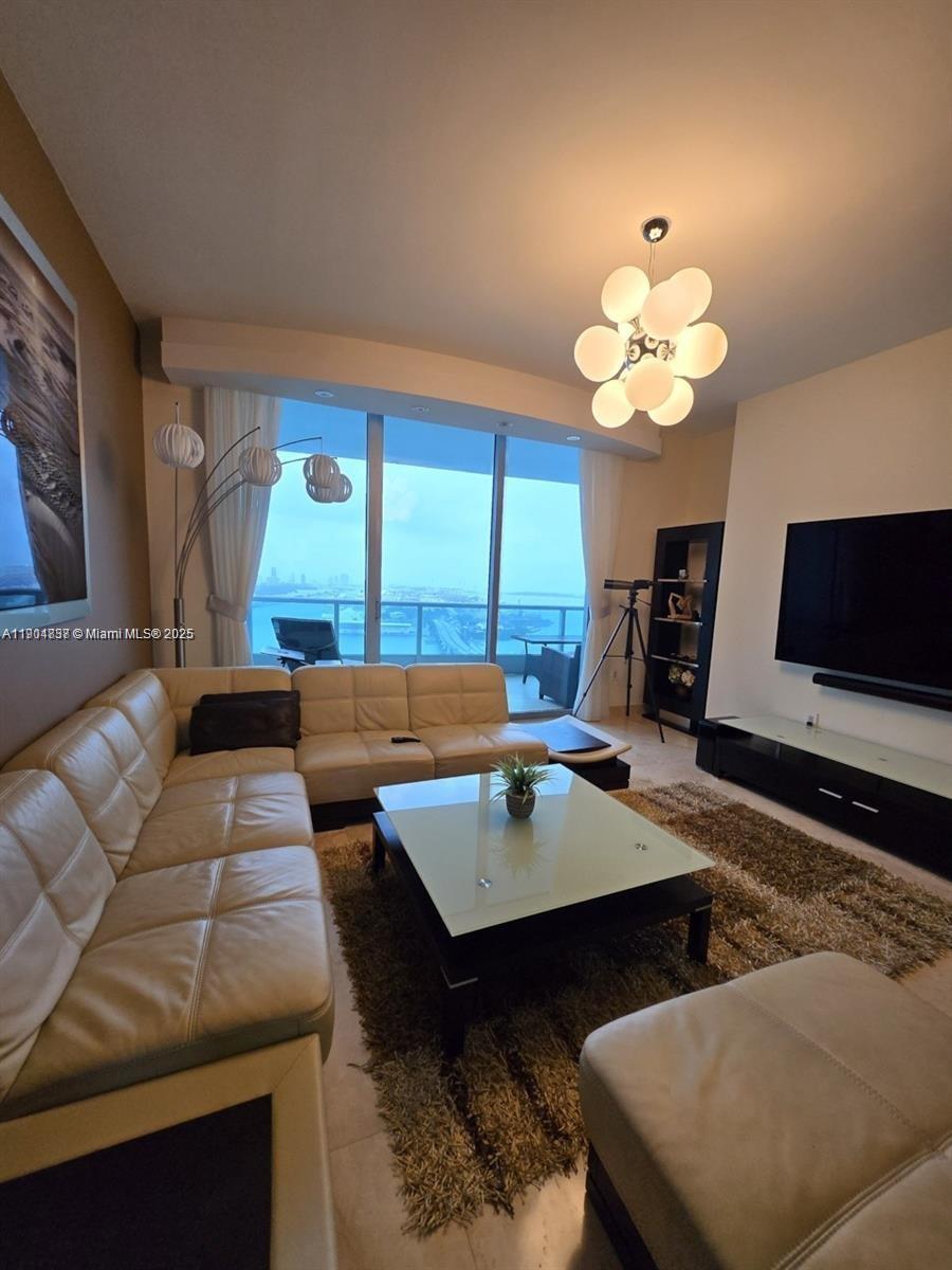 900 Biscayne Blvd #3902, Miami FL 33132