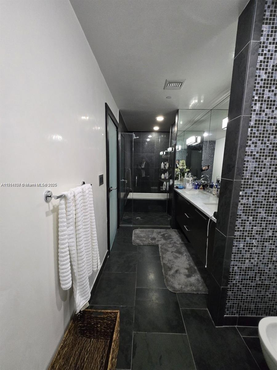900 Biscayne Blvd #3902, Miami FL 33132