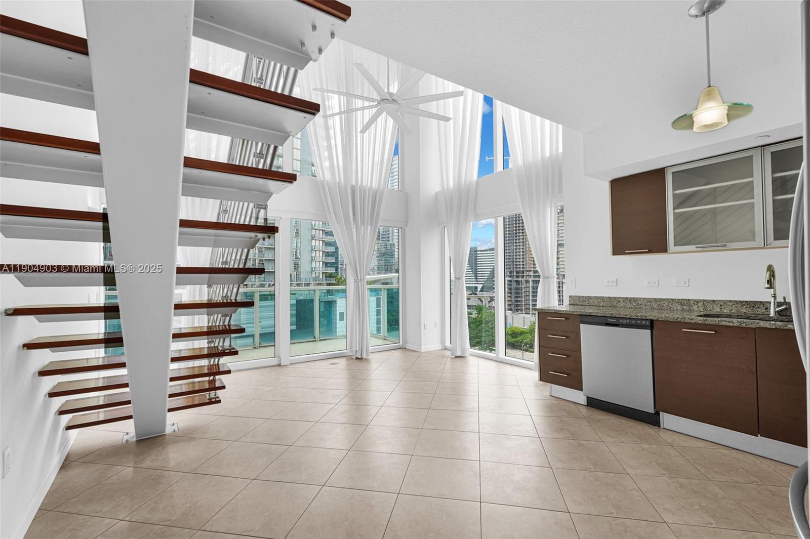 41 SE 5th St #816, Miami FL 33131
