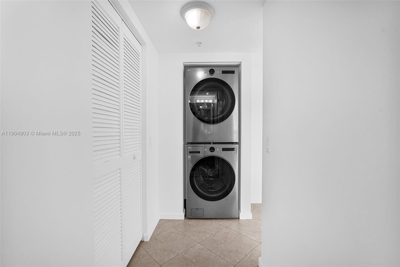 41 SE 5th St #816, Miami FL 33131