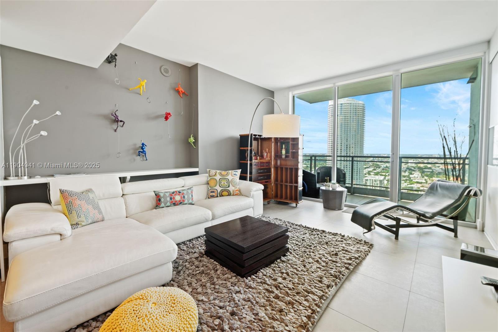 92 SW 3rd St #3809, Miami FL 33130