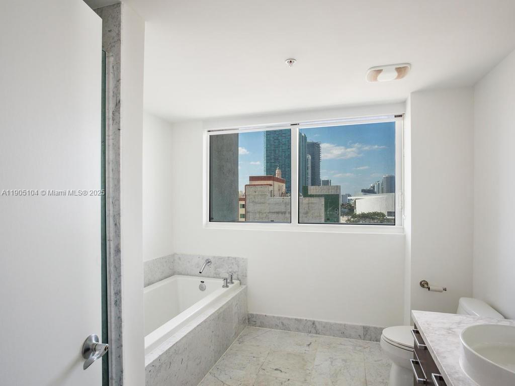 244 Biscayne Blvd #1502, Miami FL 33132