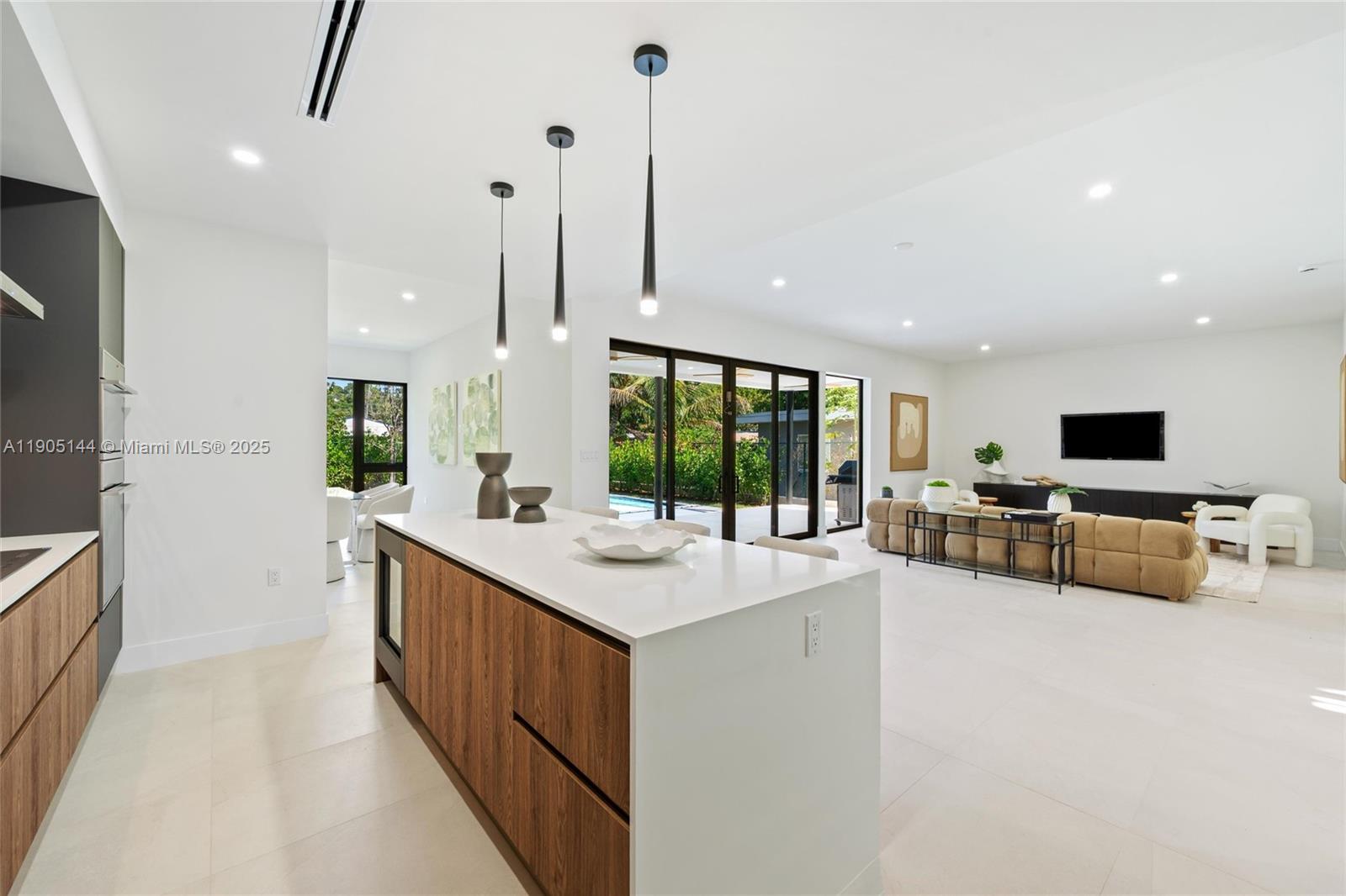 2127 SW 11th Ter, Miami FL 33135