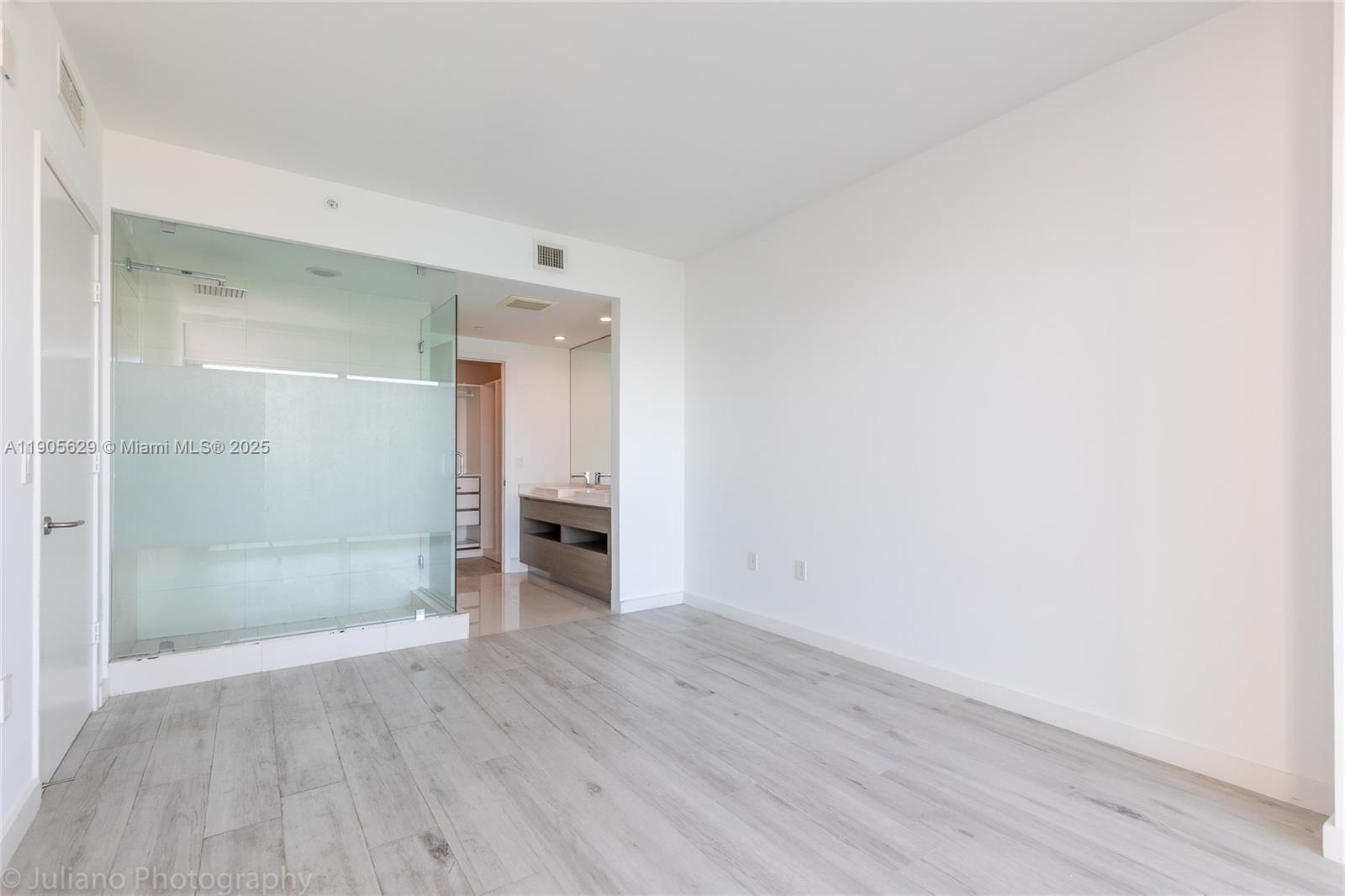 460 NE 28th St #1905, Miami FL 33137