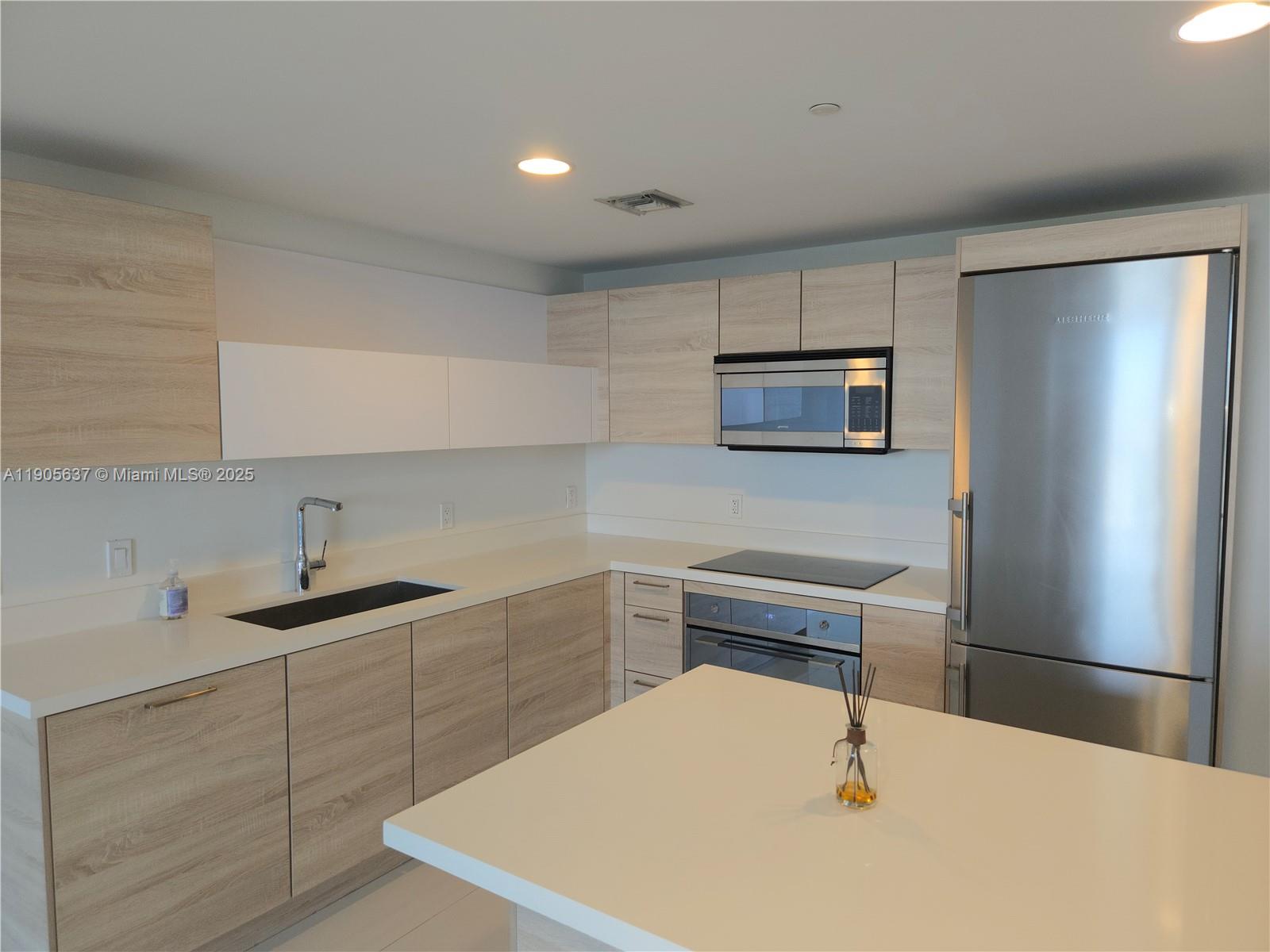 16385 N Biscayne Blvd #2704, North Miami Beach FL 33160