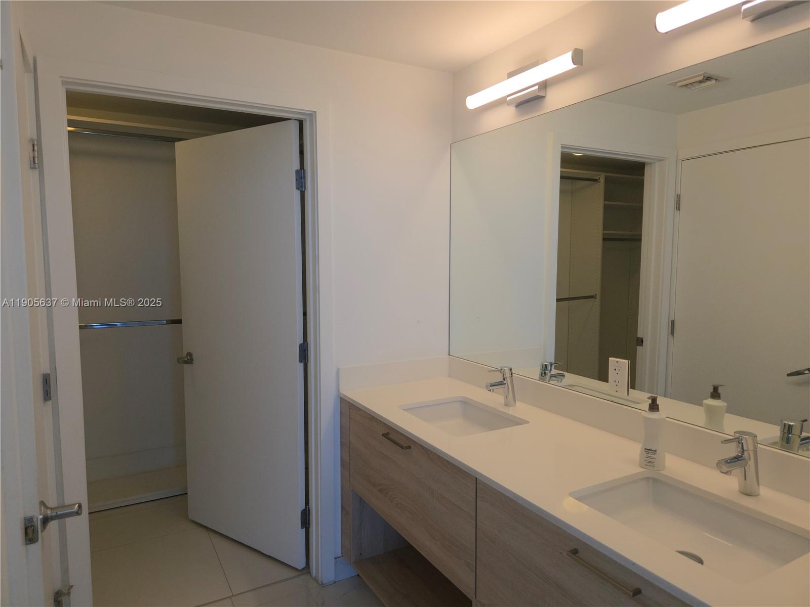 16385 N Biscayne Blvd #2704, North Miami Beach FL 33160