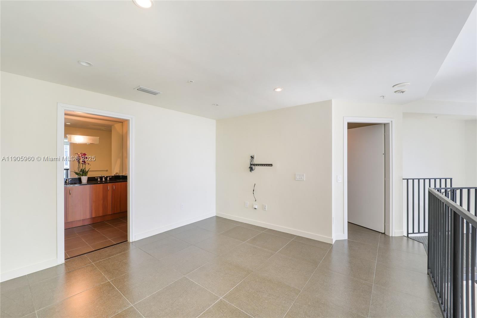 300 S Biscayne Blvd #L-414, Miami FL 33131