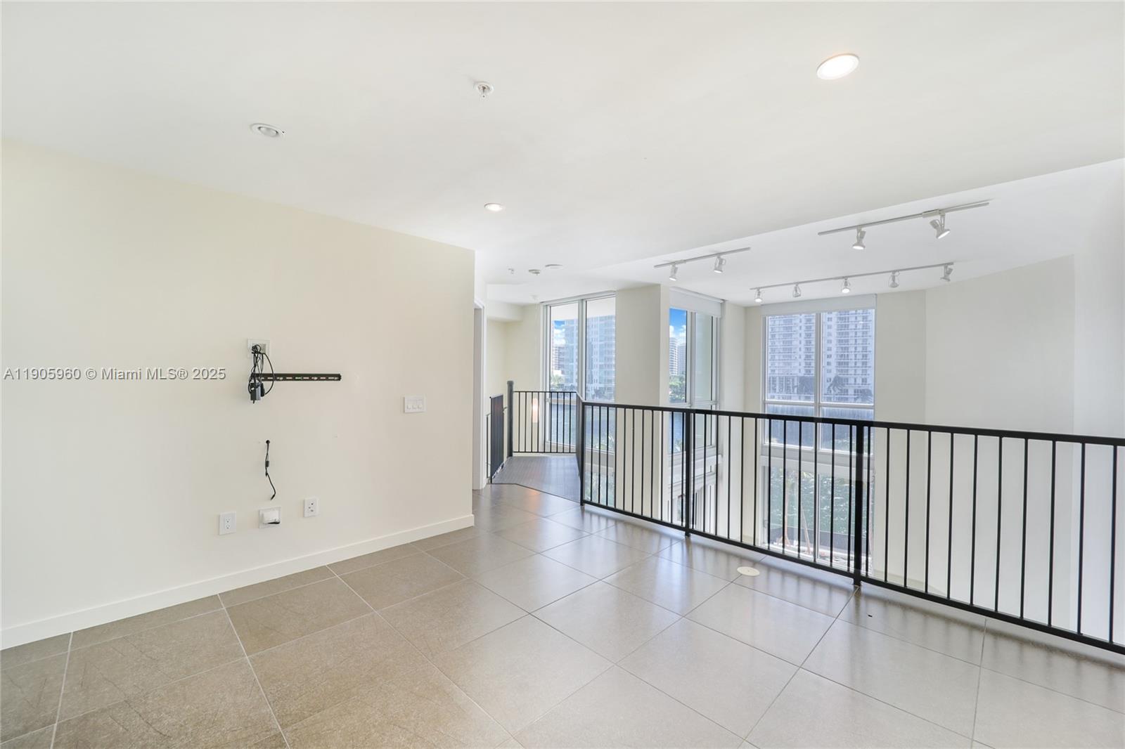 300 S Biscayne Blvd #L-414, Miami FL 33131