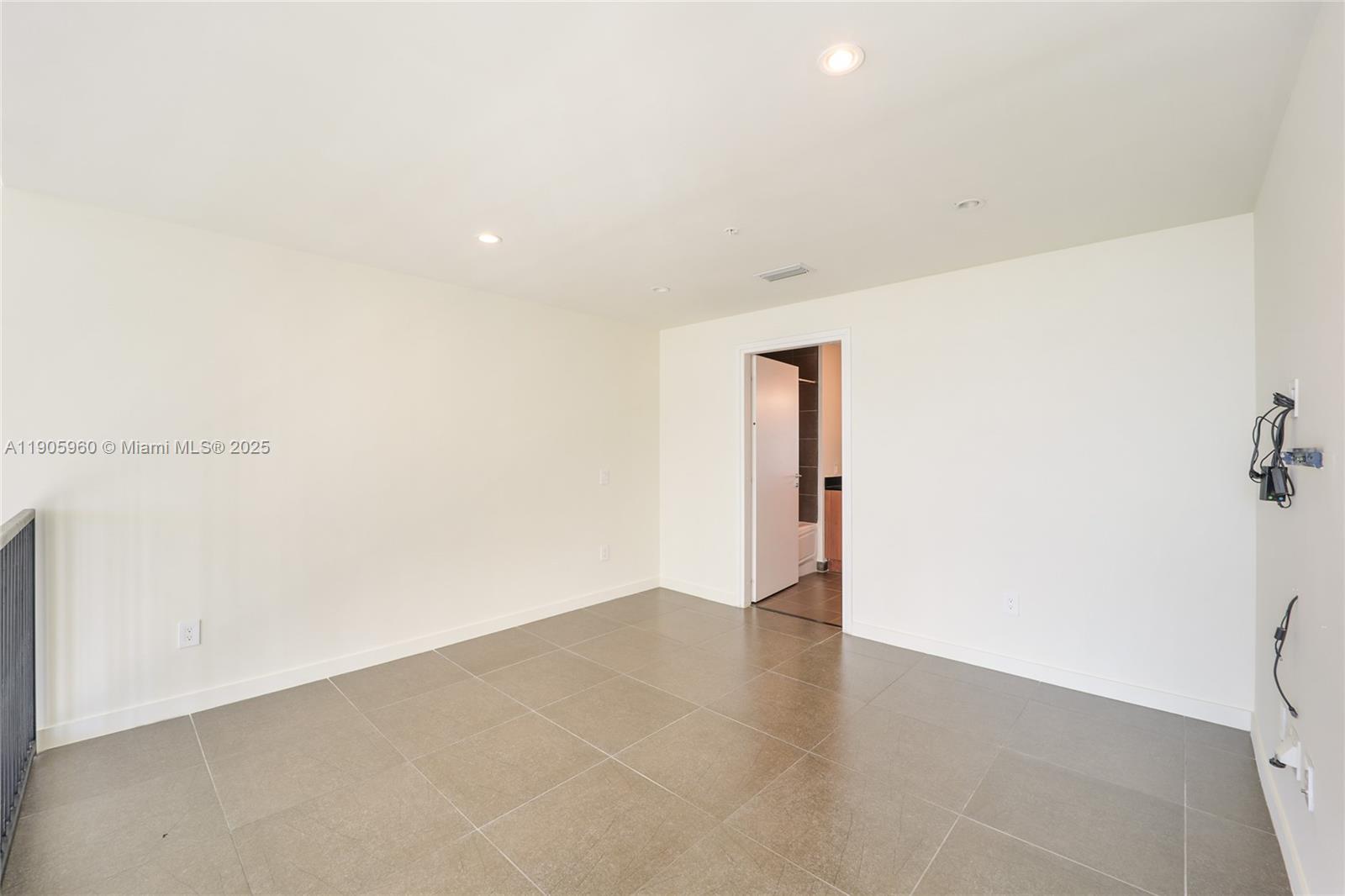 300 S Biscayne Blvd #L-414, Miami FL 33131