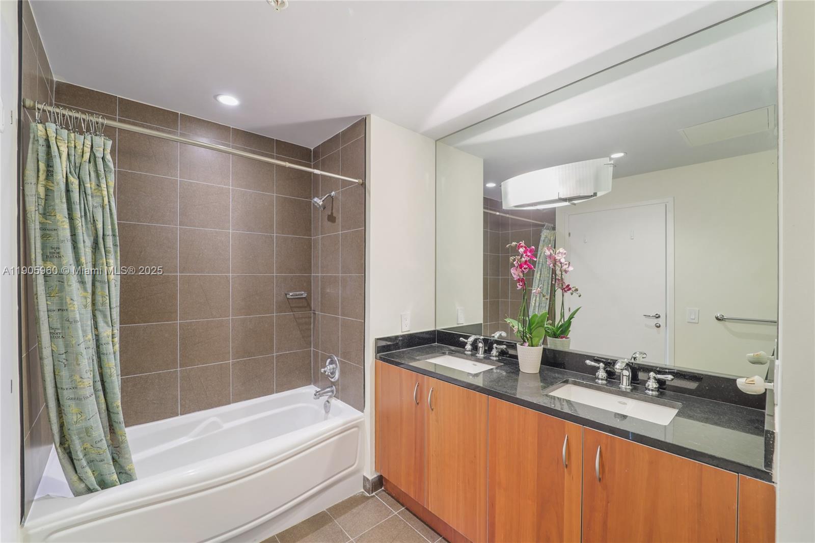 300 S Biscayne Blvd #L-414, Miami FL 33131
