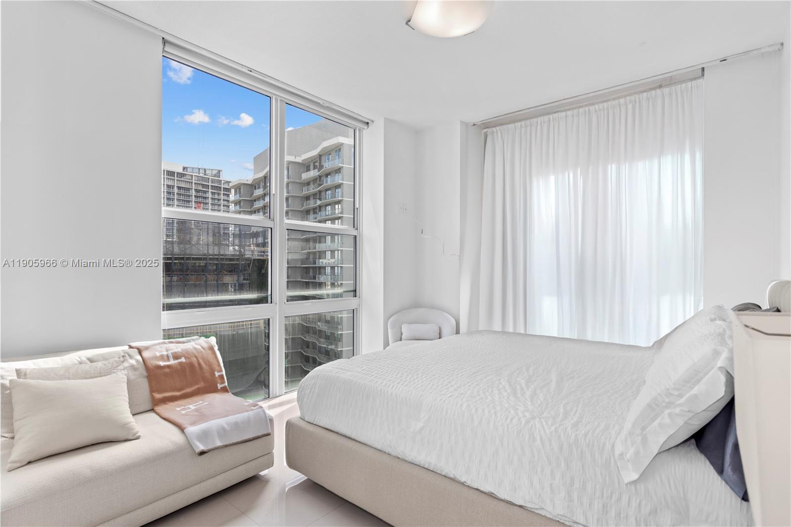31 SE 5th St #4018, Miami FL 33131