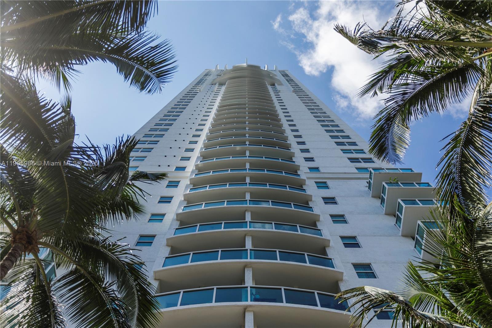 31 SE 5th St #4018, Miami FL 33131