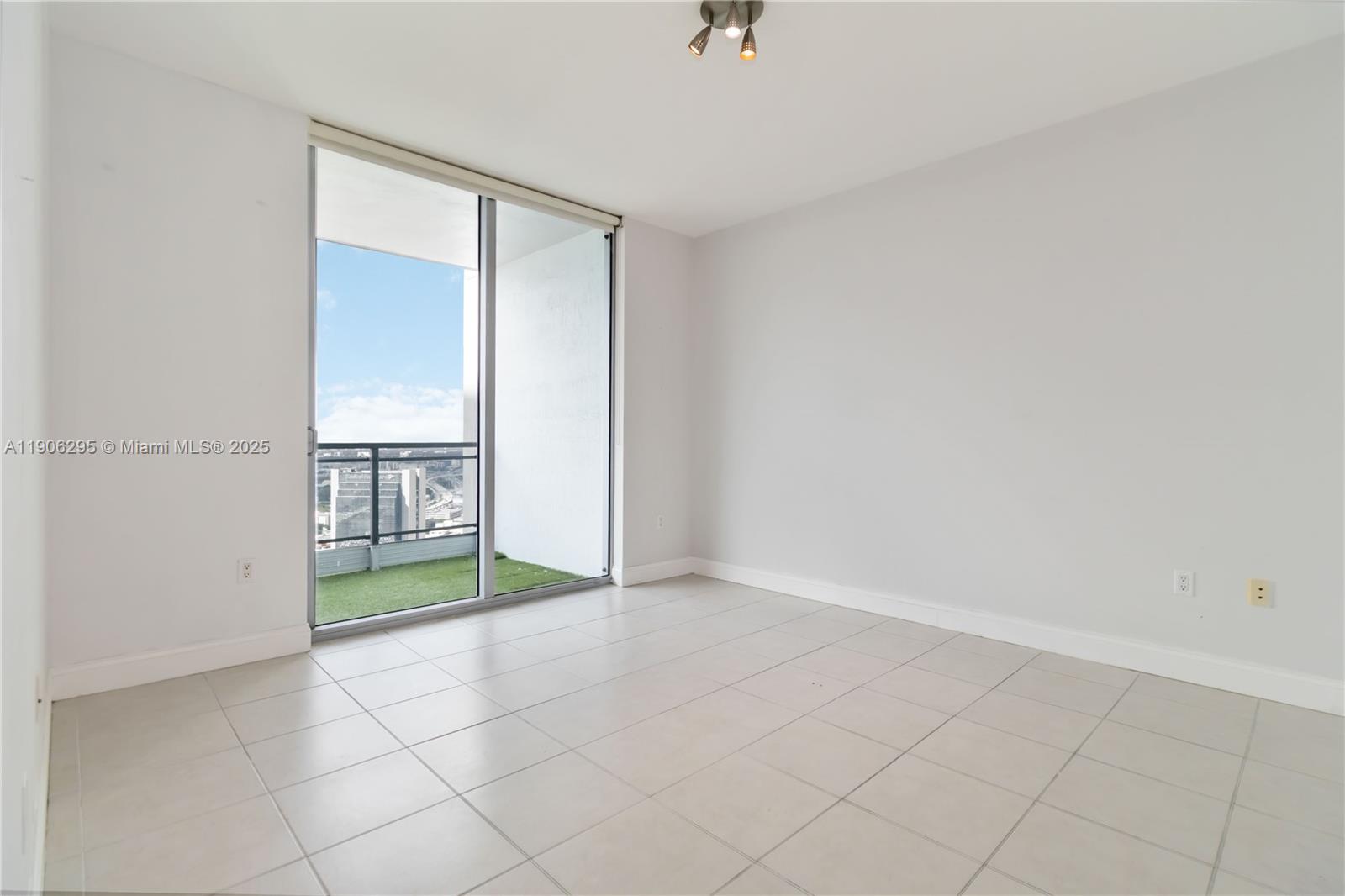 90 SW 3rd St #4305, Miami FL 33130