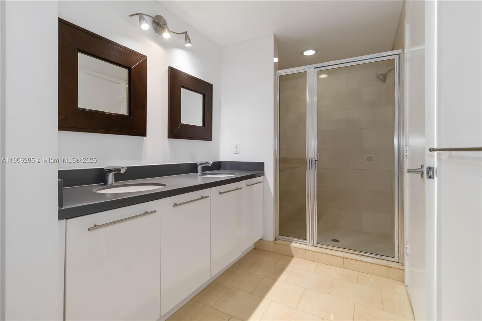 90 SW 3rd St #4305, Miami FL 33130