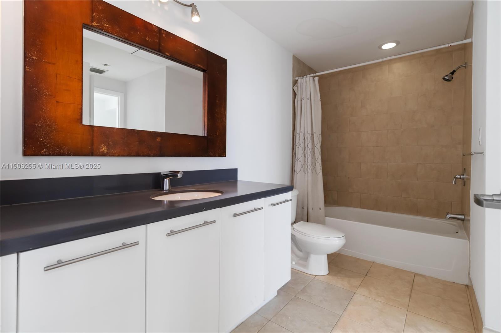 90 SW 3rd St #4305, Miami FL 33130