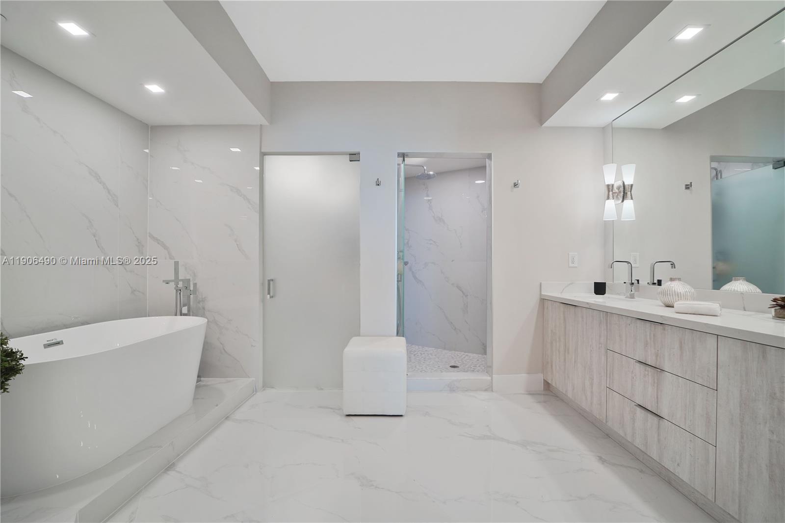 300 S Pointe Dr #4306, Miami Beach FL 33139