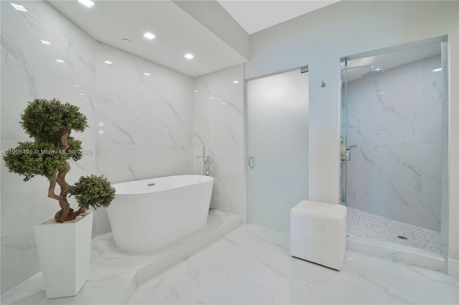 300 S Pointe Dr #4306, Miami Beach FL 33139