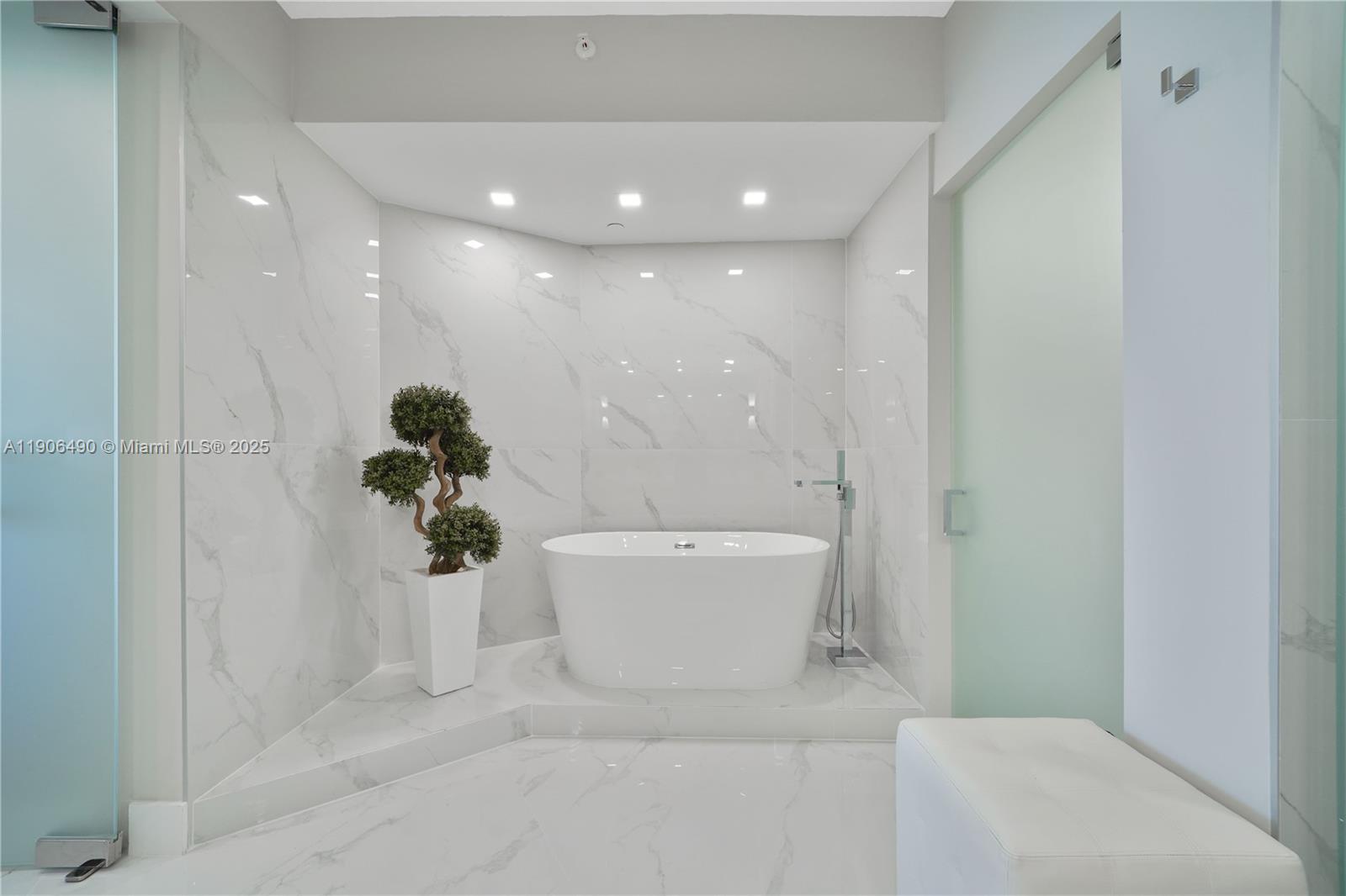 300 S Pointe Dr #4306, Miami Beach FL 33139