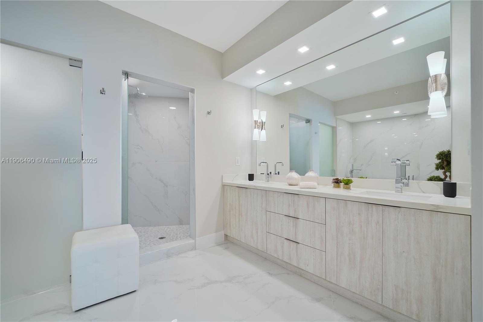 300 S Pointe Dr #4306, Miami Beach FL 33139