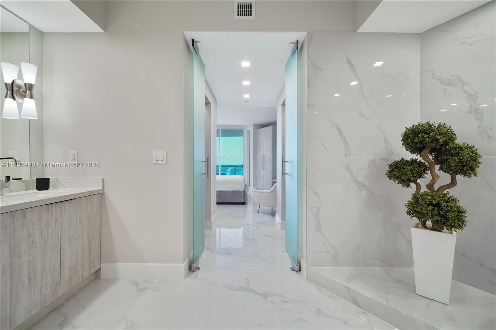300 S Pointe Dr #4306, Miami Beach FL 33139
