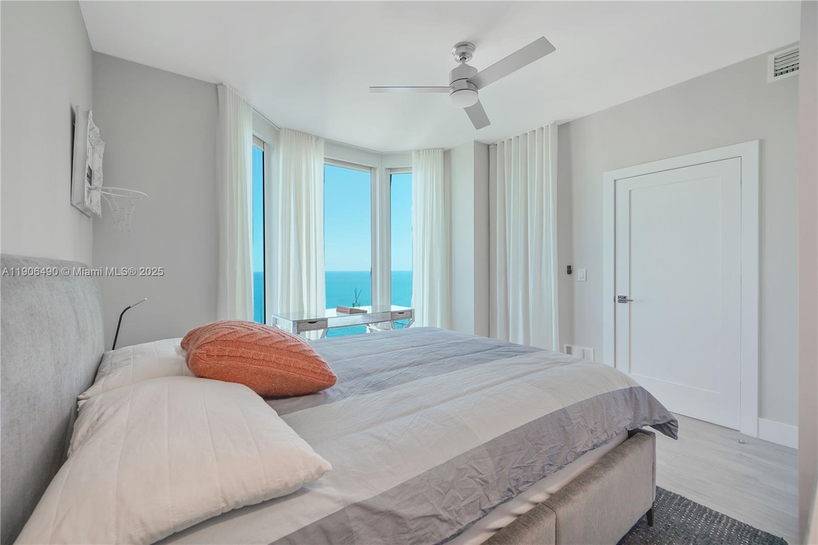 300 S Pointe Dr #4306, Miami Beach FL 33139