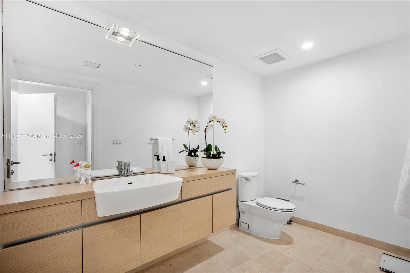 200 Biscayne Boulevard Way #1403, Miami FL 33131