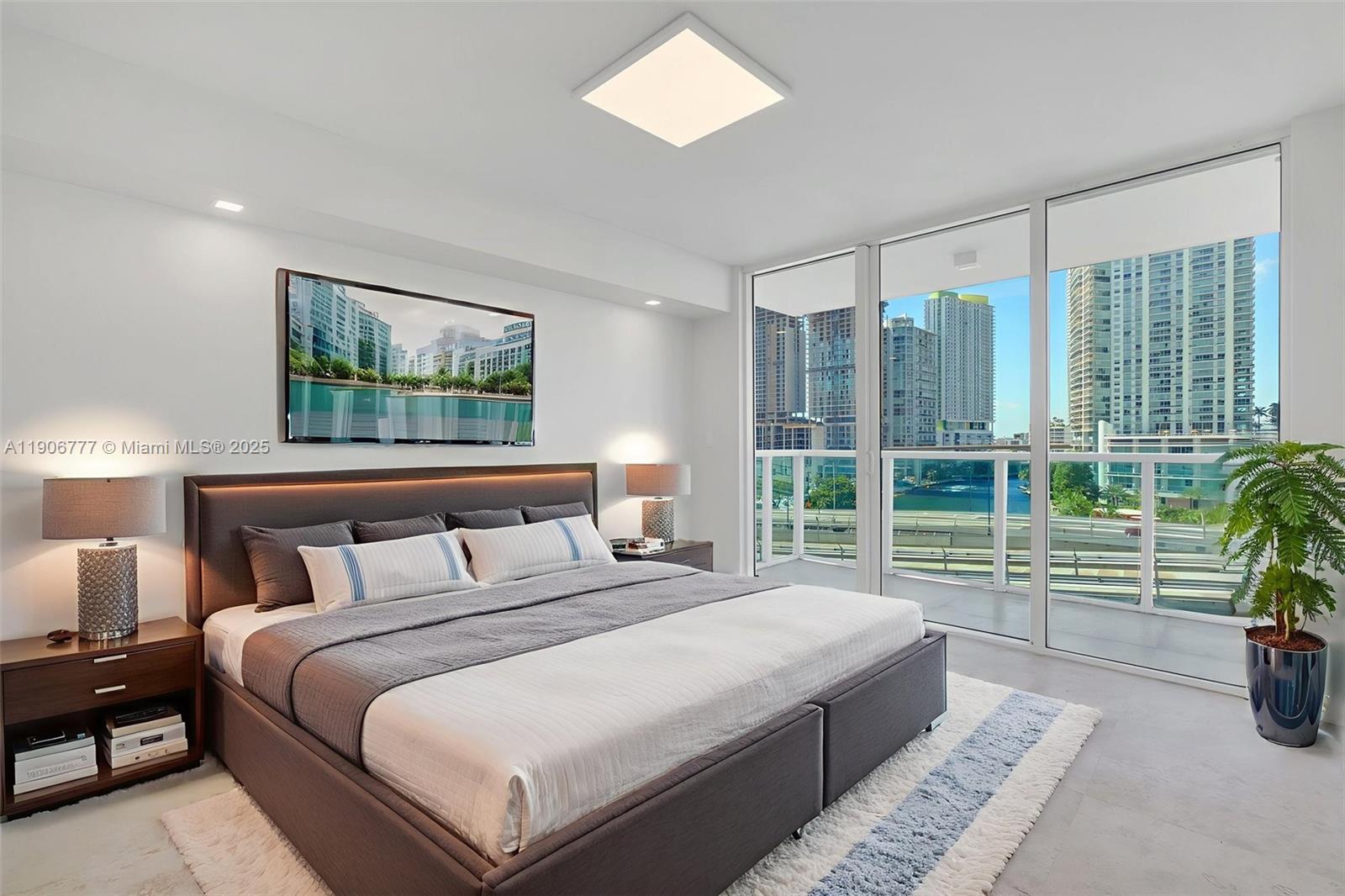 31 SE 5th St #901, Miami FL 33131
