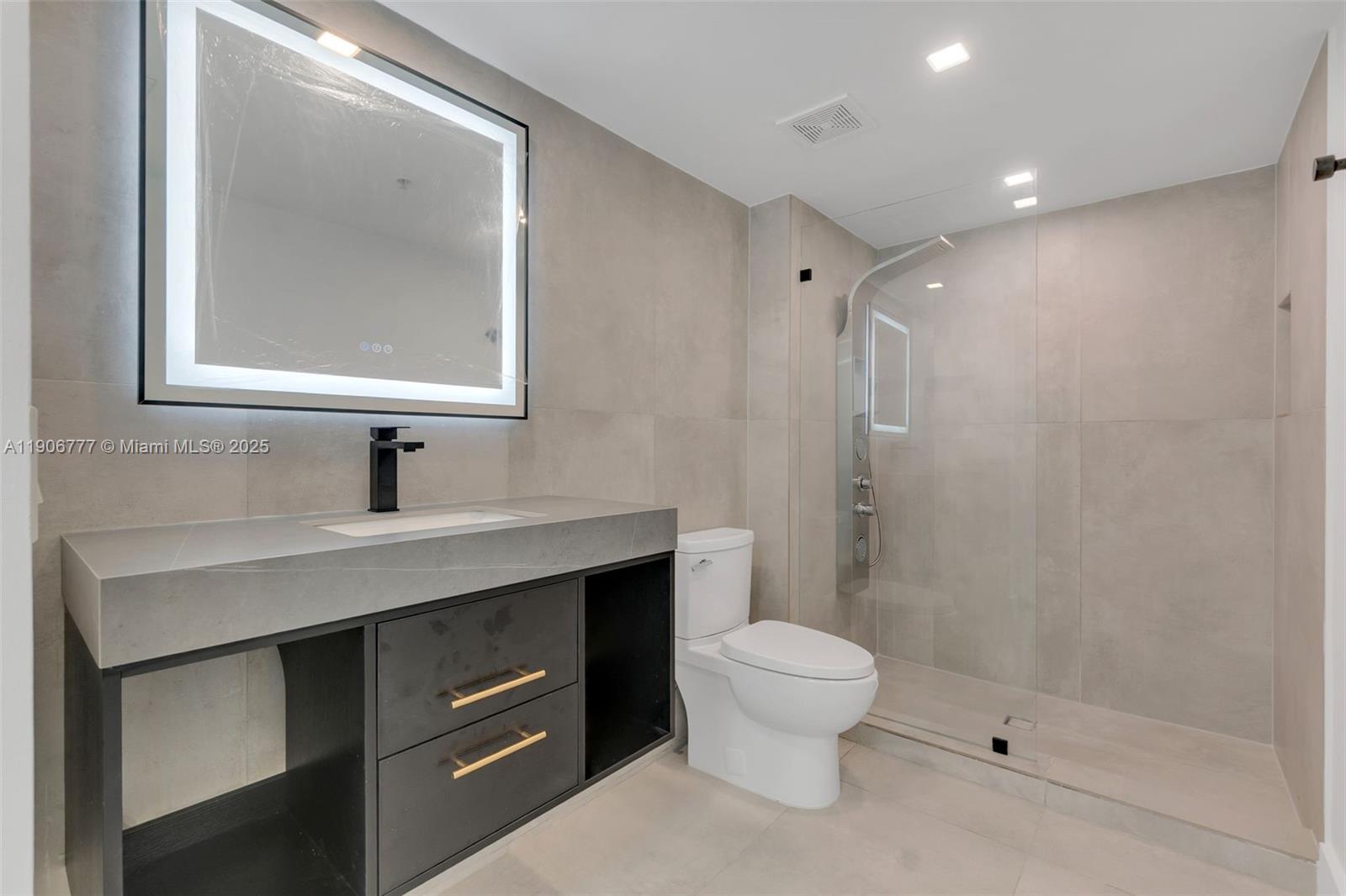 31 SE 5th St #901, Miami FL 33131