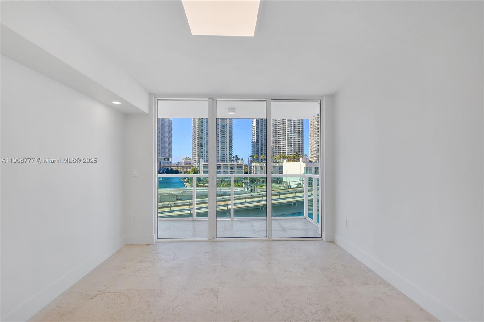 31 SE 5th St #901, Miami FL 33131