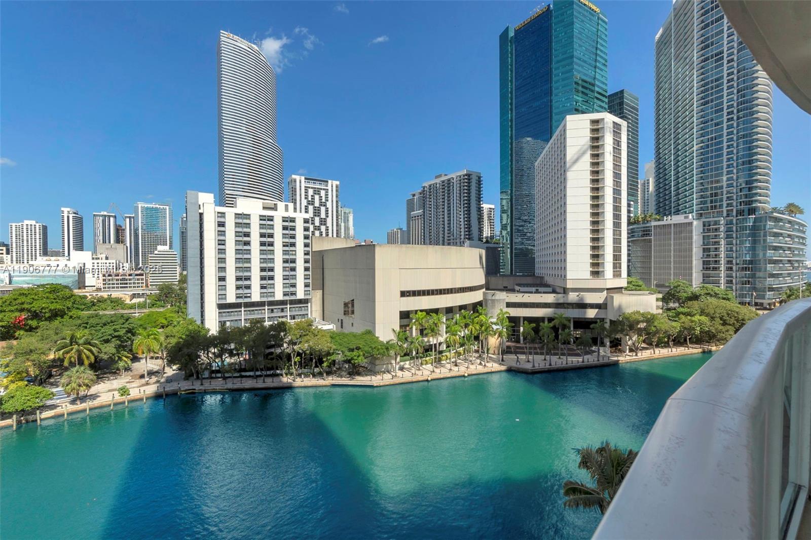 31 SE 5th St #901, Miami FL 33131