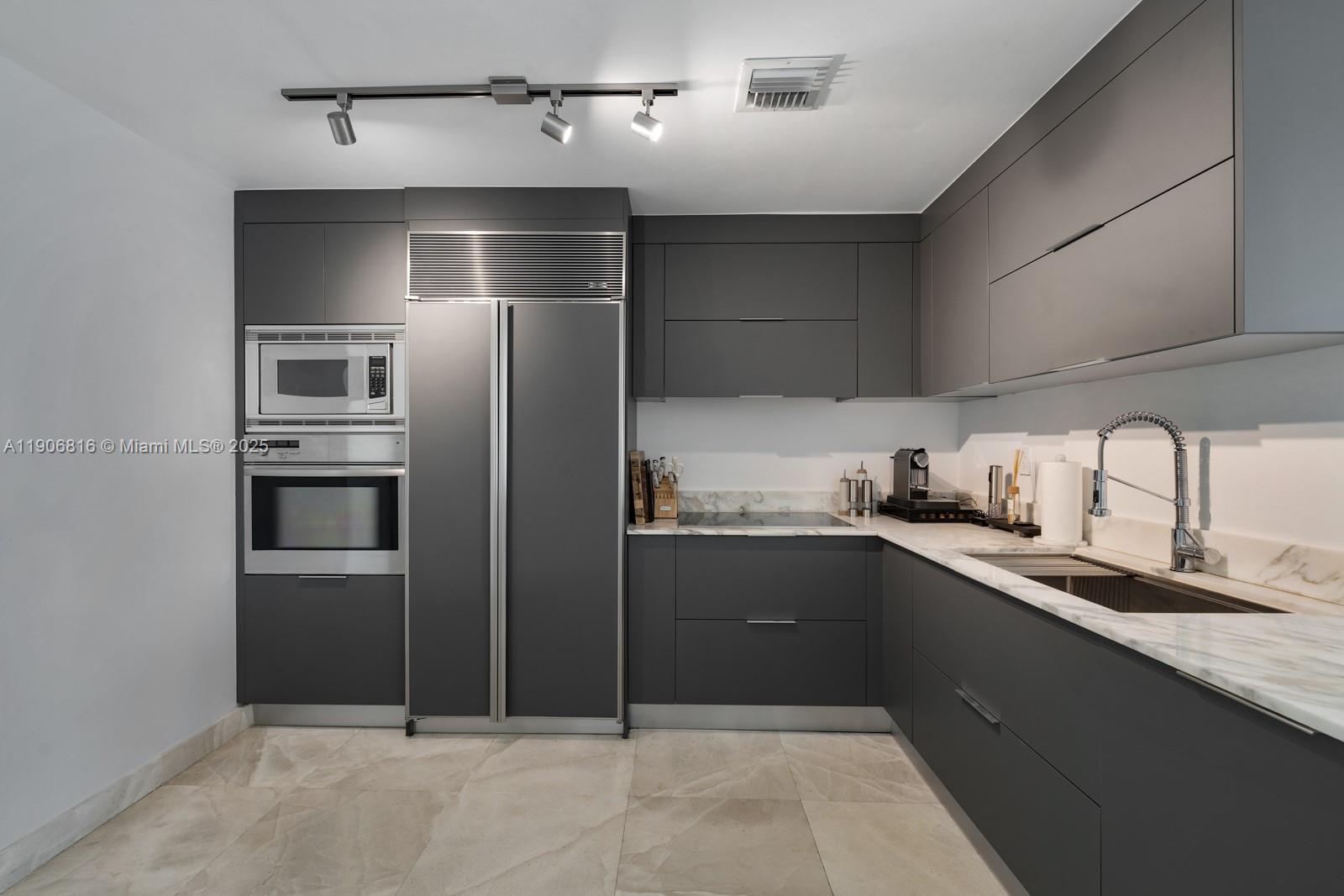 400 Alton Rd #TH-1A, Miami Beach FL 33139