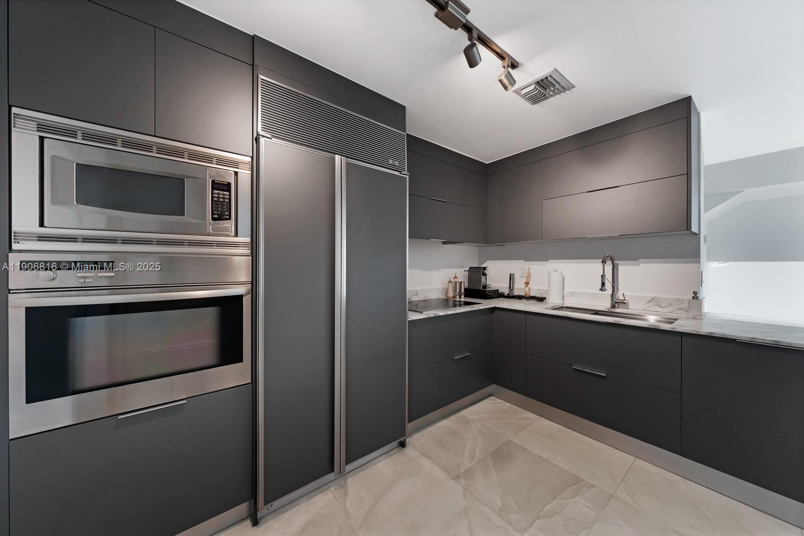 400 Alton Rd #TH-1A, Miami Beach FL 33139