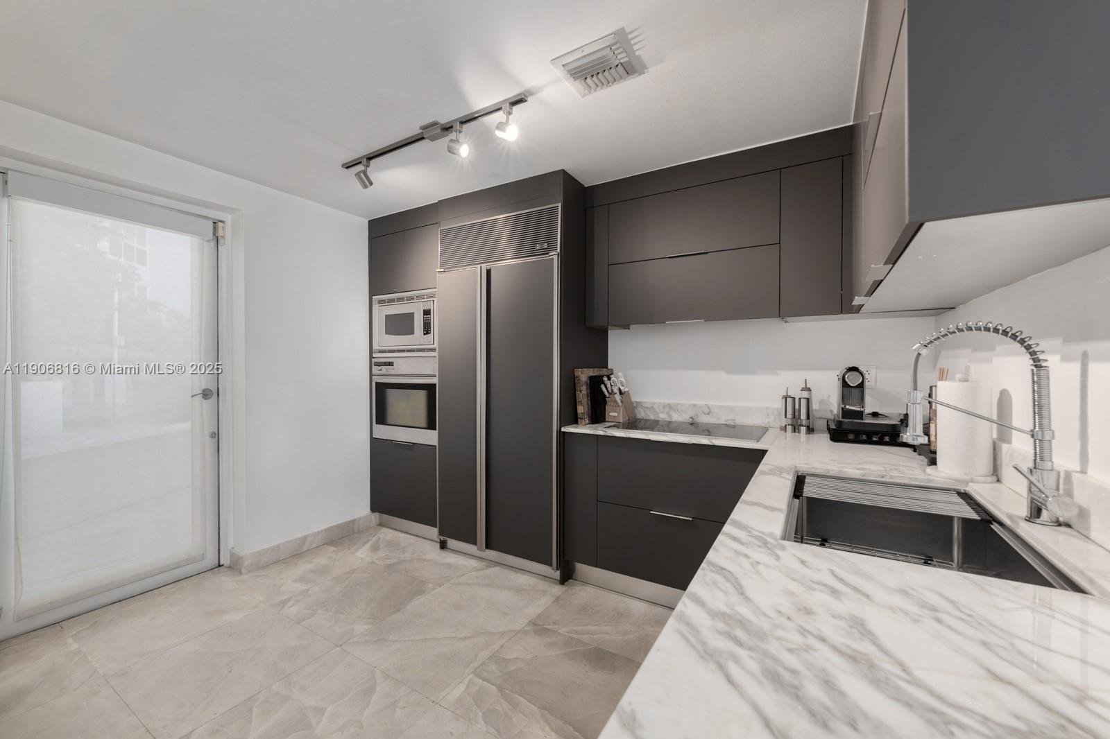 400 Alton Rd #TH-1A, Miami Beach FL 33139
