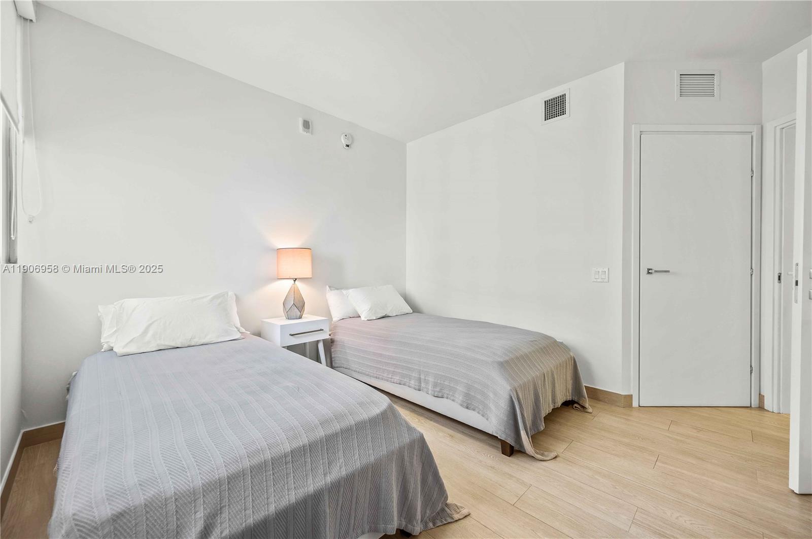 1300 Brickell Bay Dr #1603, Miami FL 33131