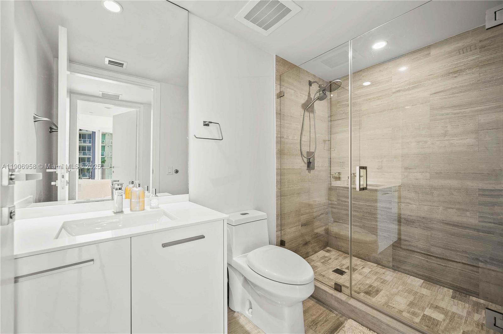 1300 Brickell Bay Dr #1603, Miami FL 33131