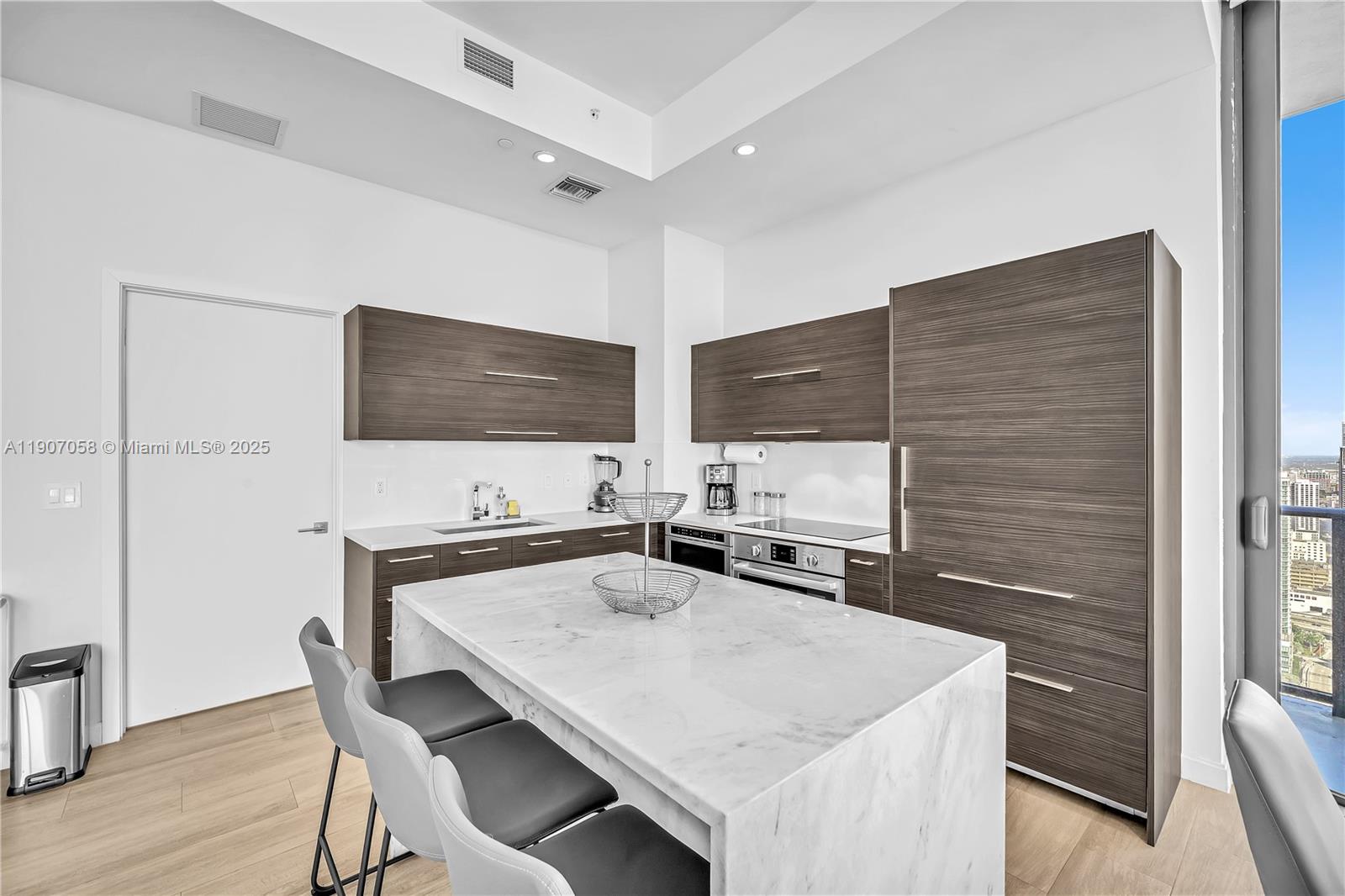 45 SW 9th St #4501, Miami FL 33130