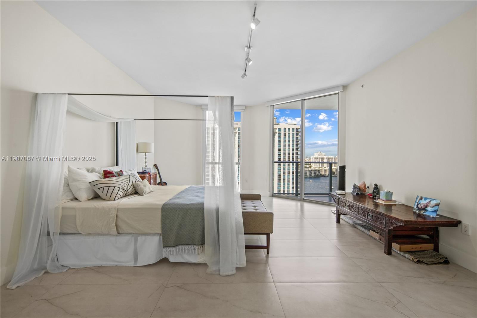 17111 Biscayne Blvd #1805, North Miami Beach FL 33160