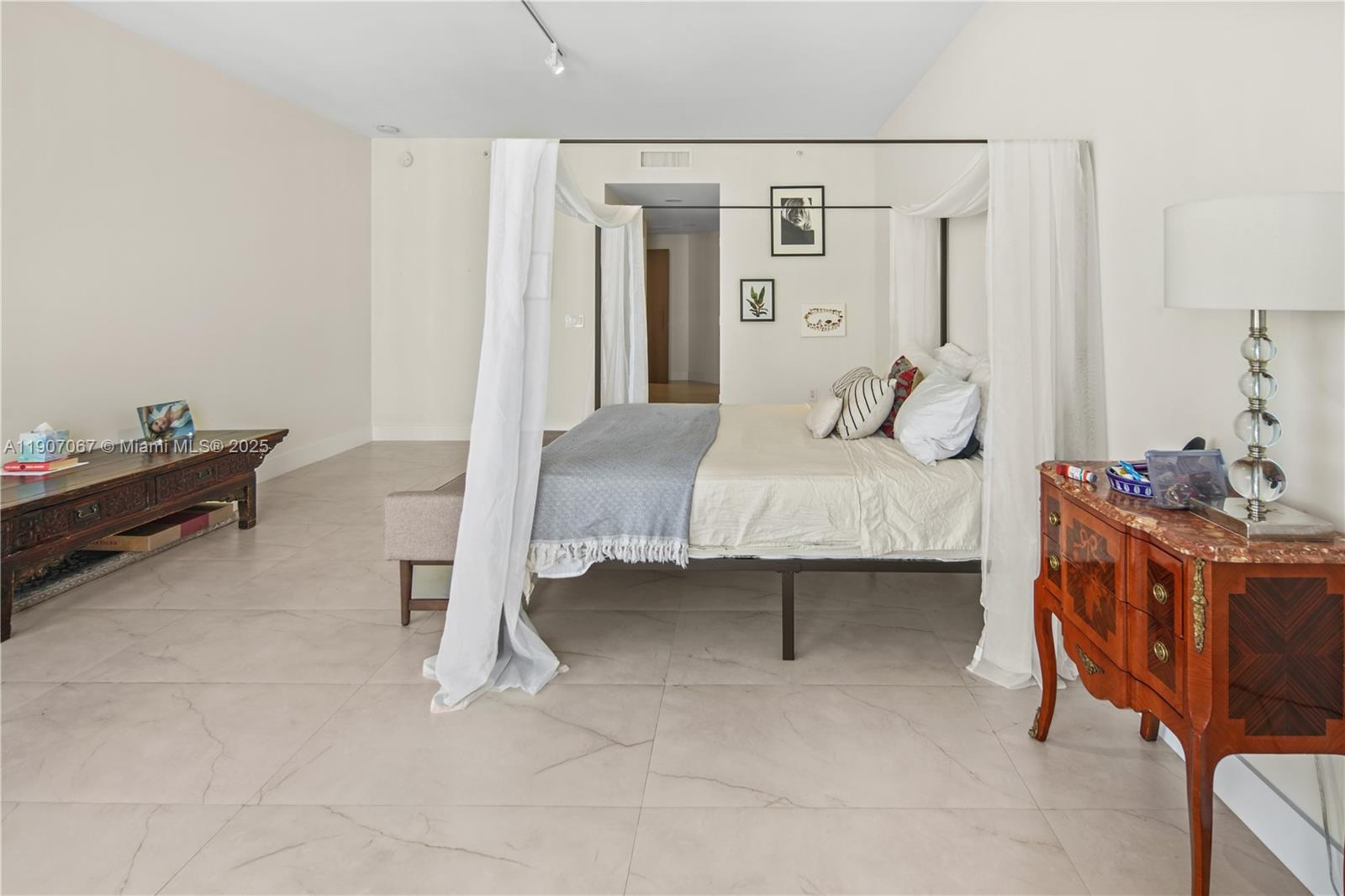 17111 Biscayne Blvd #1805, North Miami Beach FL 33160