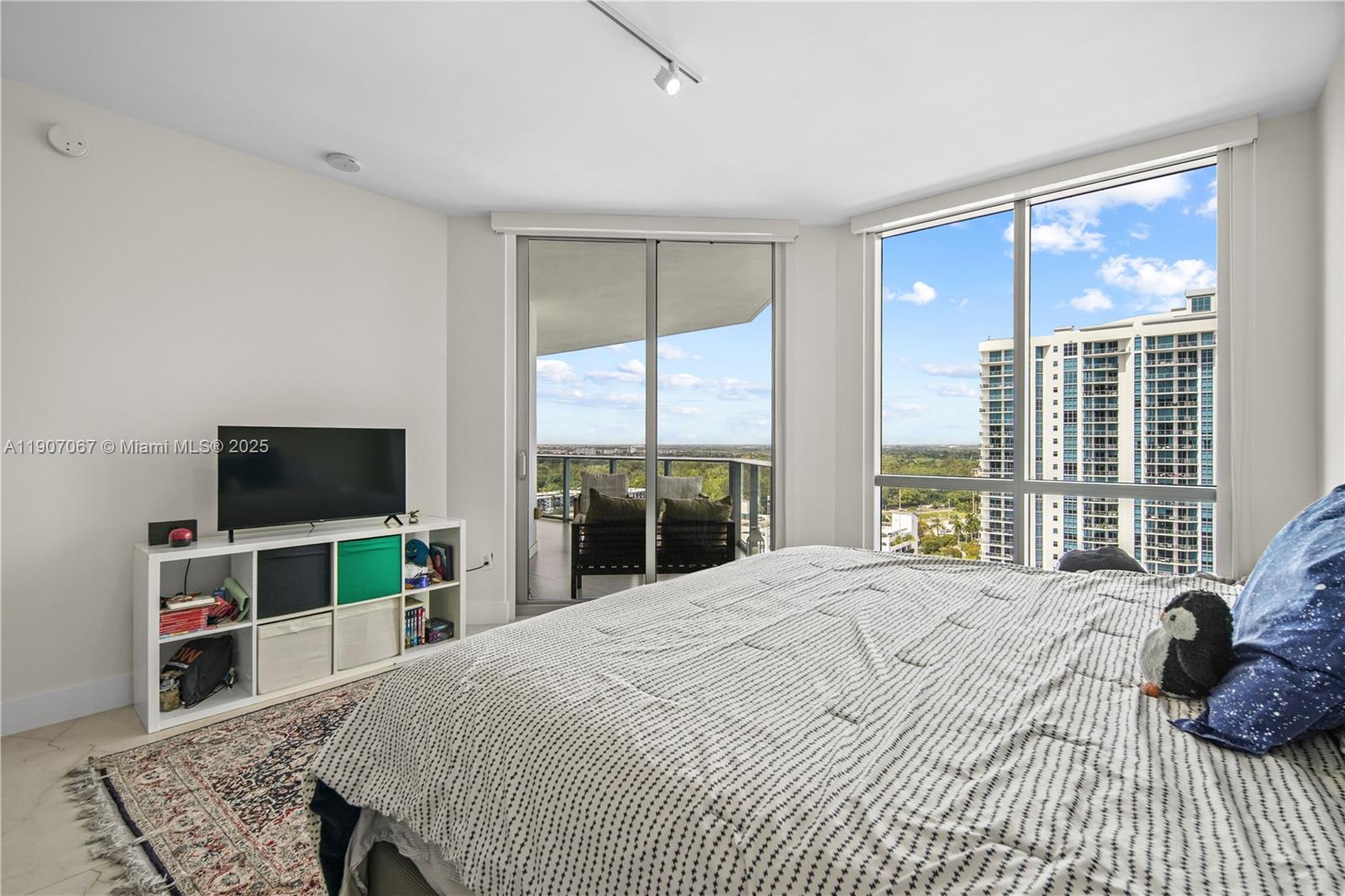 17111 Biscayne Blvd #1805, North Miami Beach FL 33160