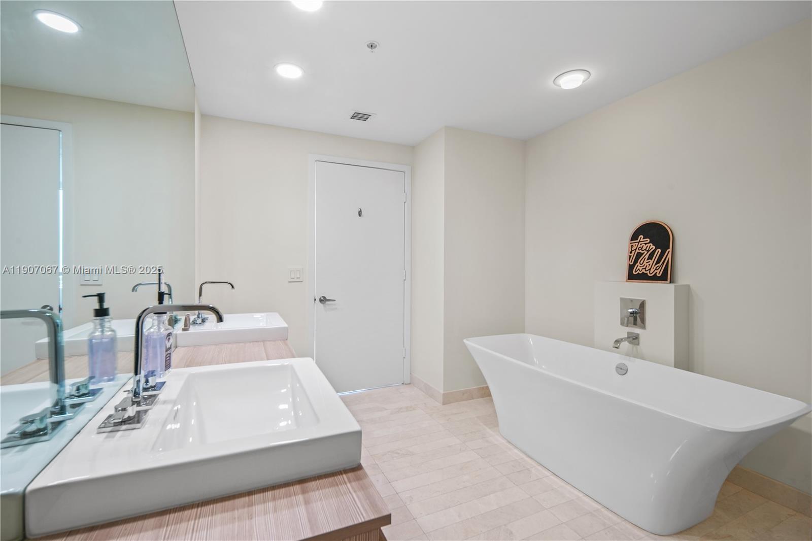 17111 Biscayne Blvd #1805, North Miami Beach FL 33160