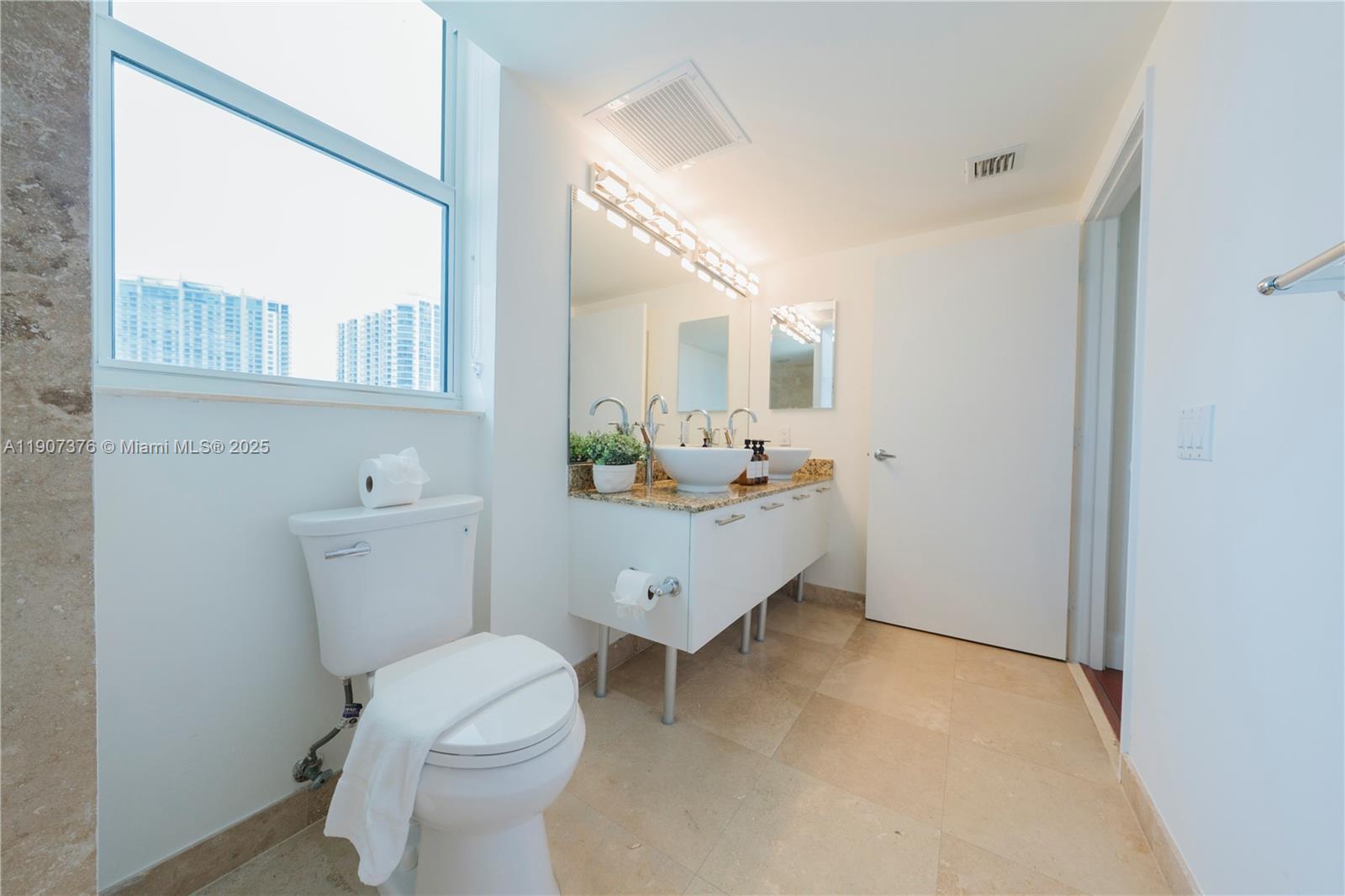 41 SE 5th St #1217, Miami FL 33131