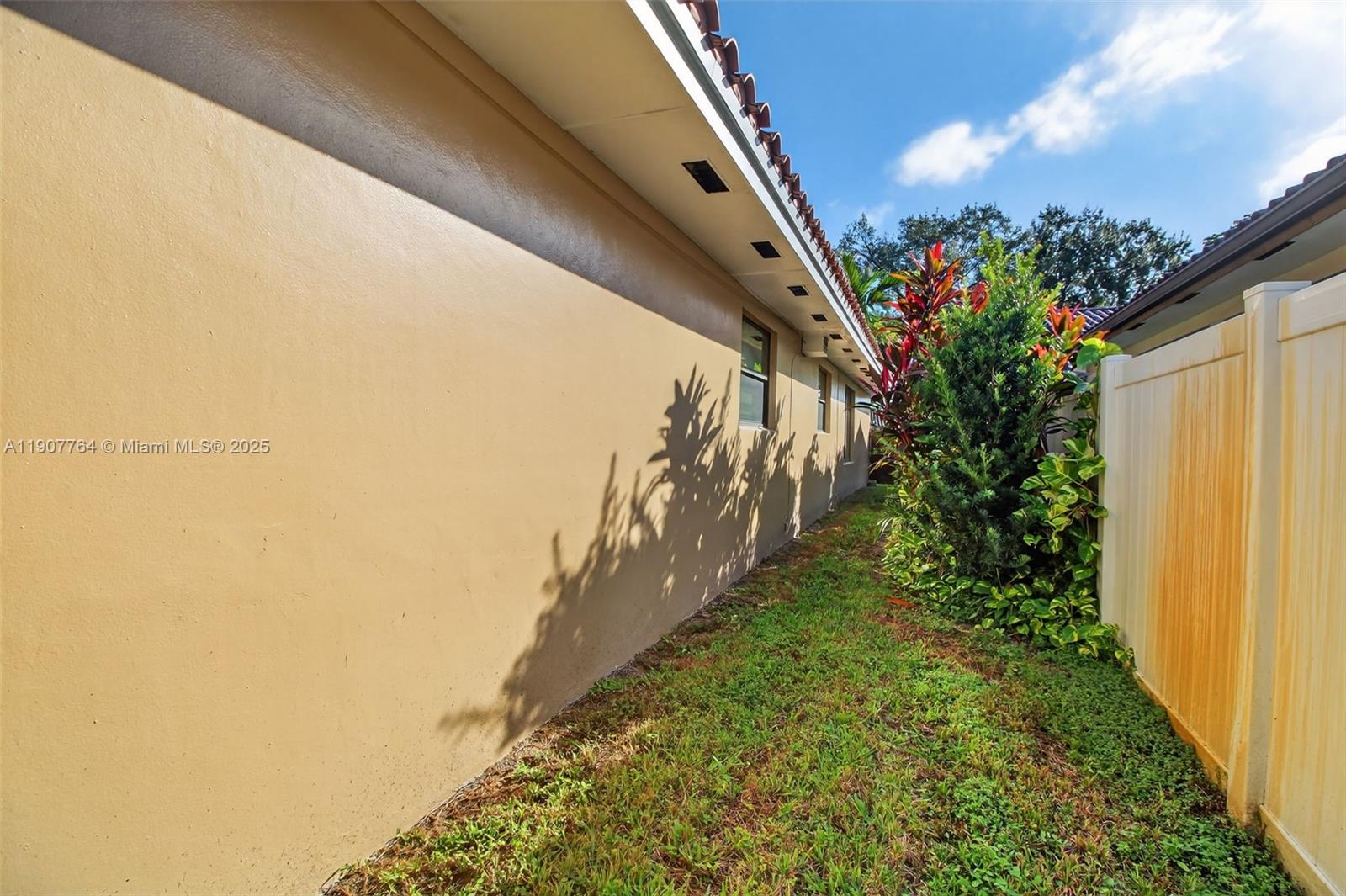 15010 Dunbarton Pl, Miami Lakes FL 33016